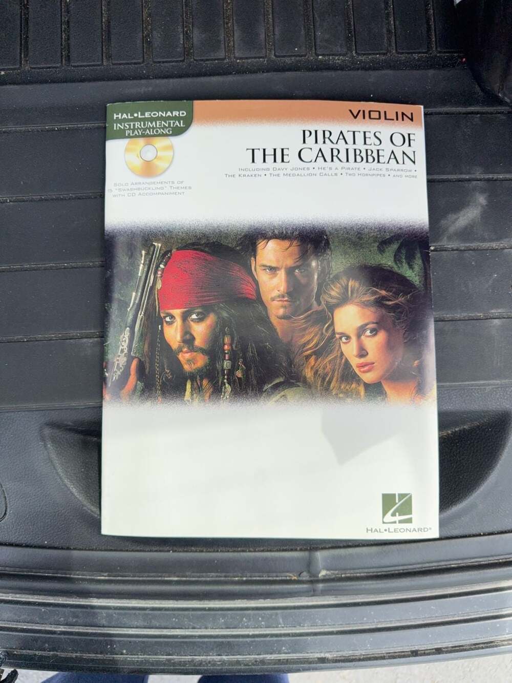Hal Leonard Pirates of the Caribbean Instrumental Play-Along for Violin with CD